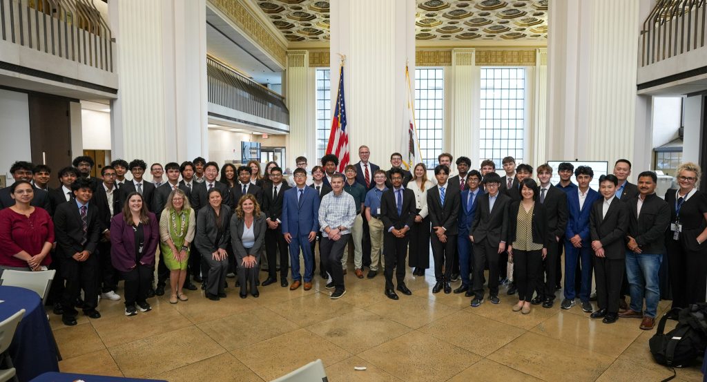 About 40 high school students posing with Treasurer Frerichs