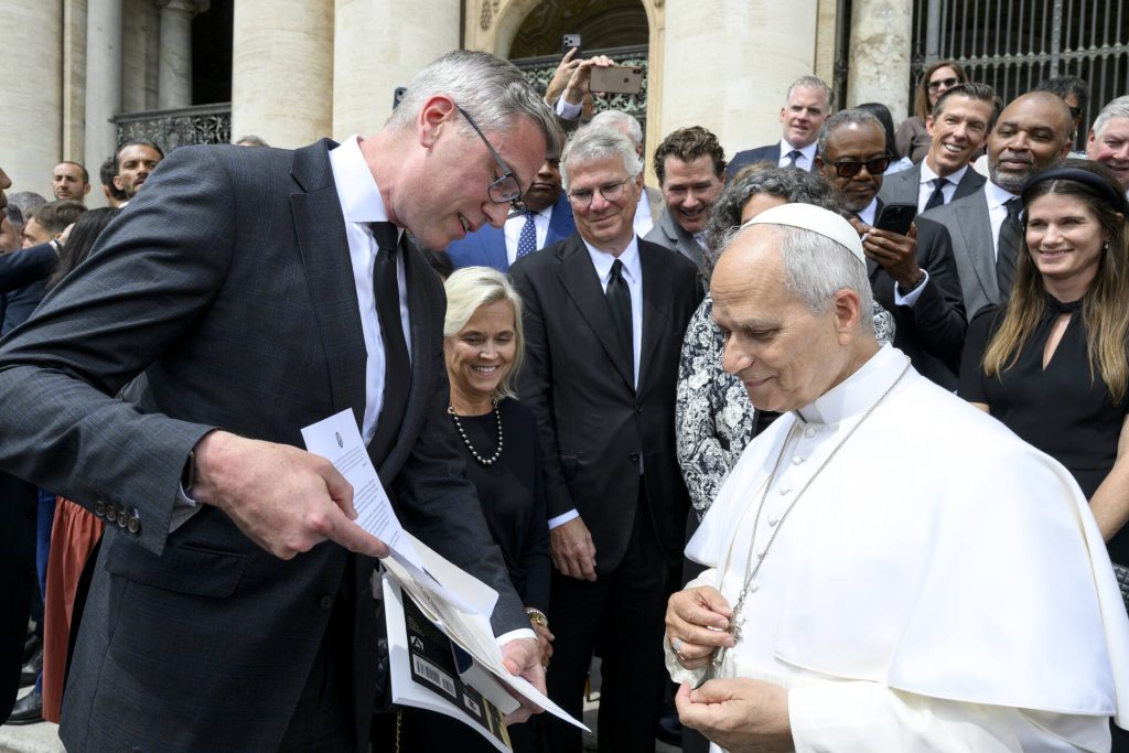 During a visit to Rome for the World UnPlugNPlay Conference, Illinois State Treasurer Michael Frerichs presented Pope Leo XIV with $8.65 in unclaimed property belonging to the pope.
